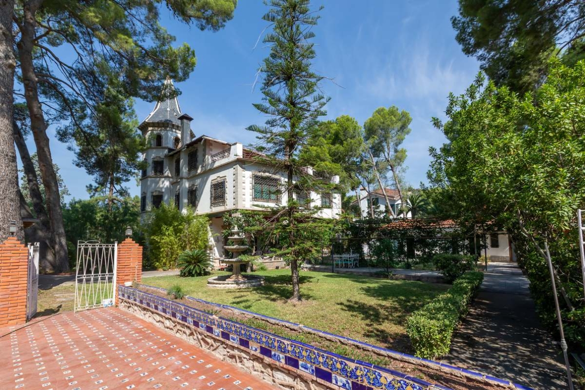 Unique villa with pool for sale in Naquera