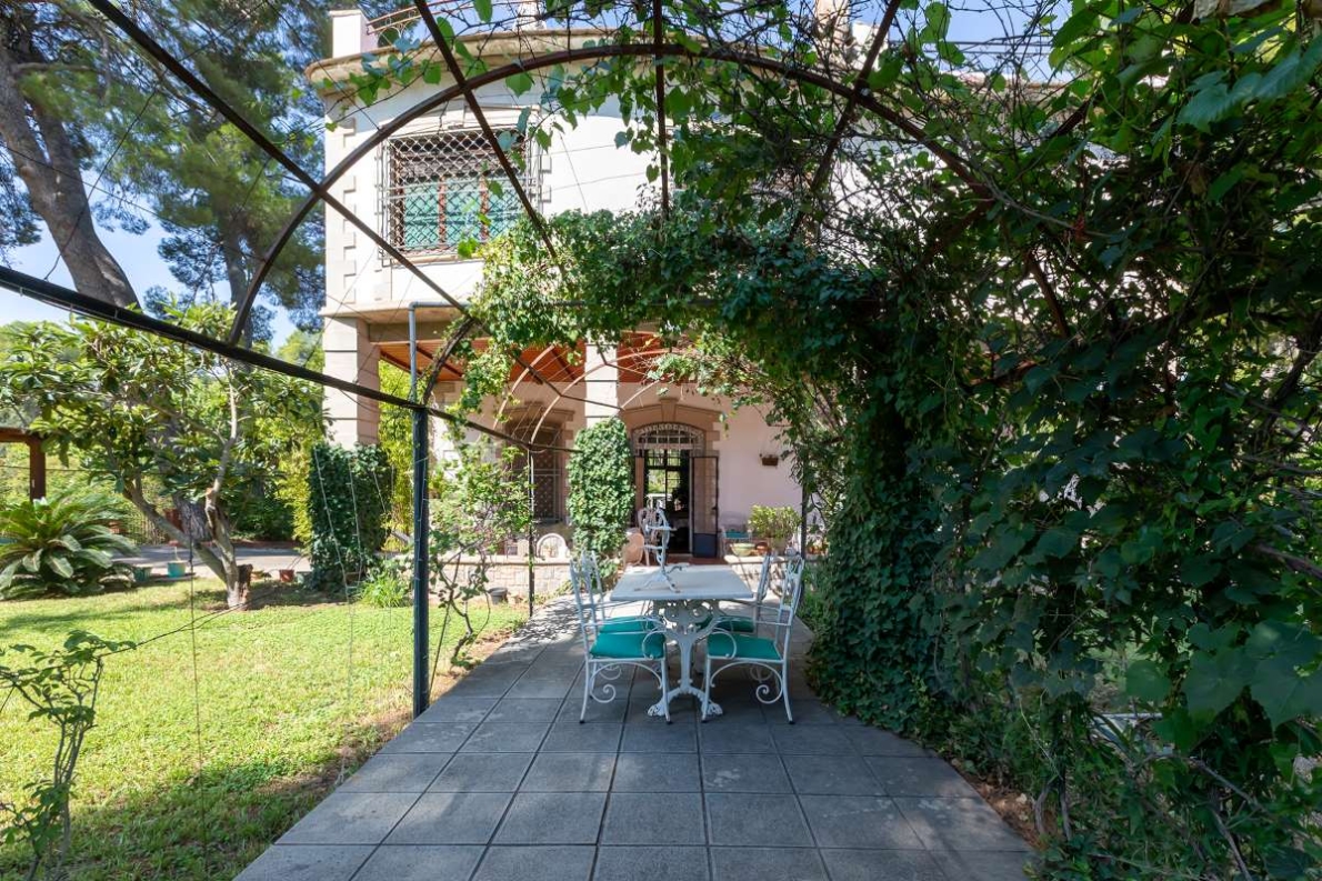 Unique villa with pool for sale in Naquera