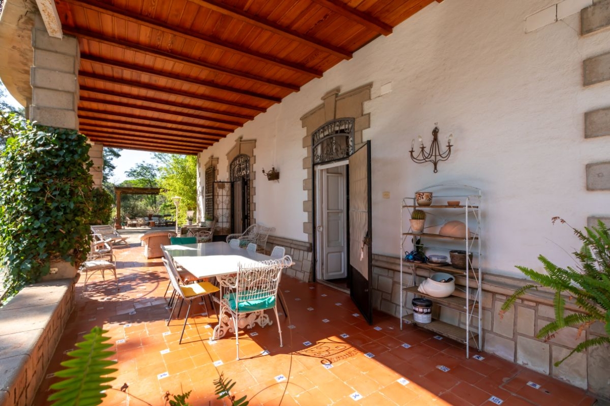 Unique villa with pool for sale in Naquera