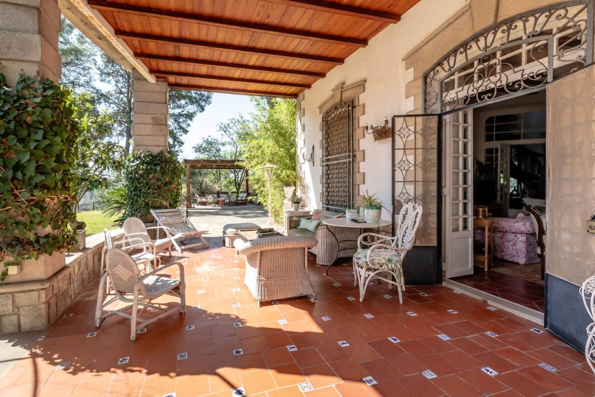 Unique villa with pool for sale in Naquera
