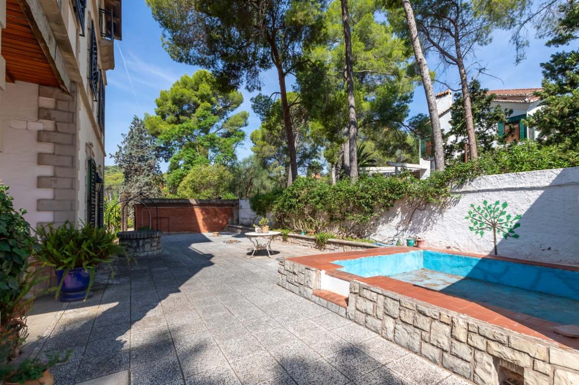 Unique villa with pool for sale in Naquera