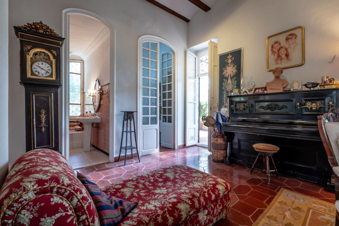 Unique villa with pool for sale in Naquera