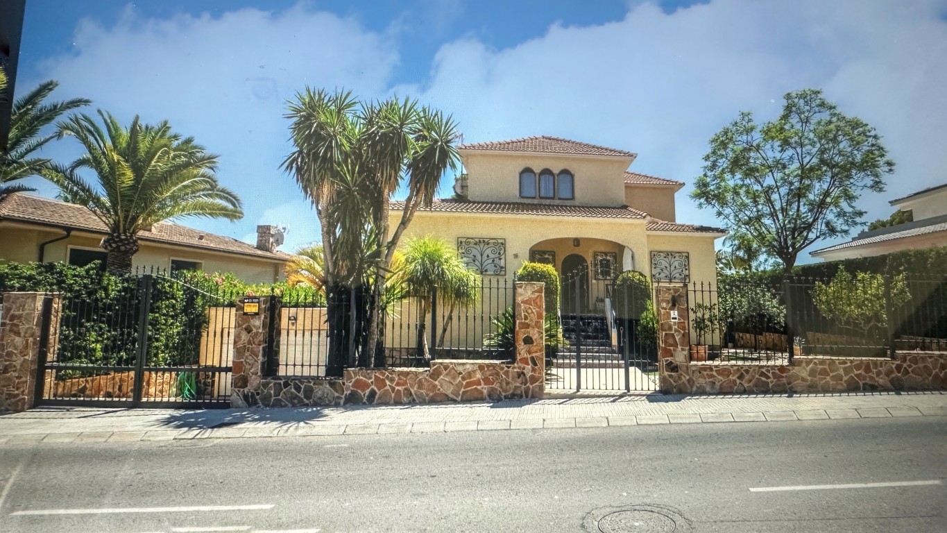 Villa for sale in Benidorm