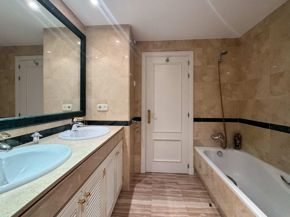 Apartment for sale in Elviria