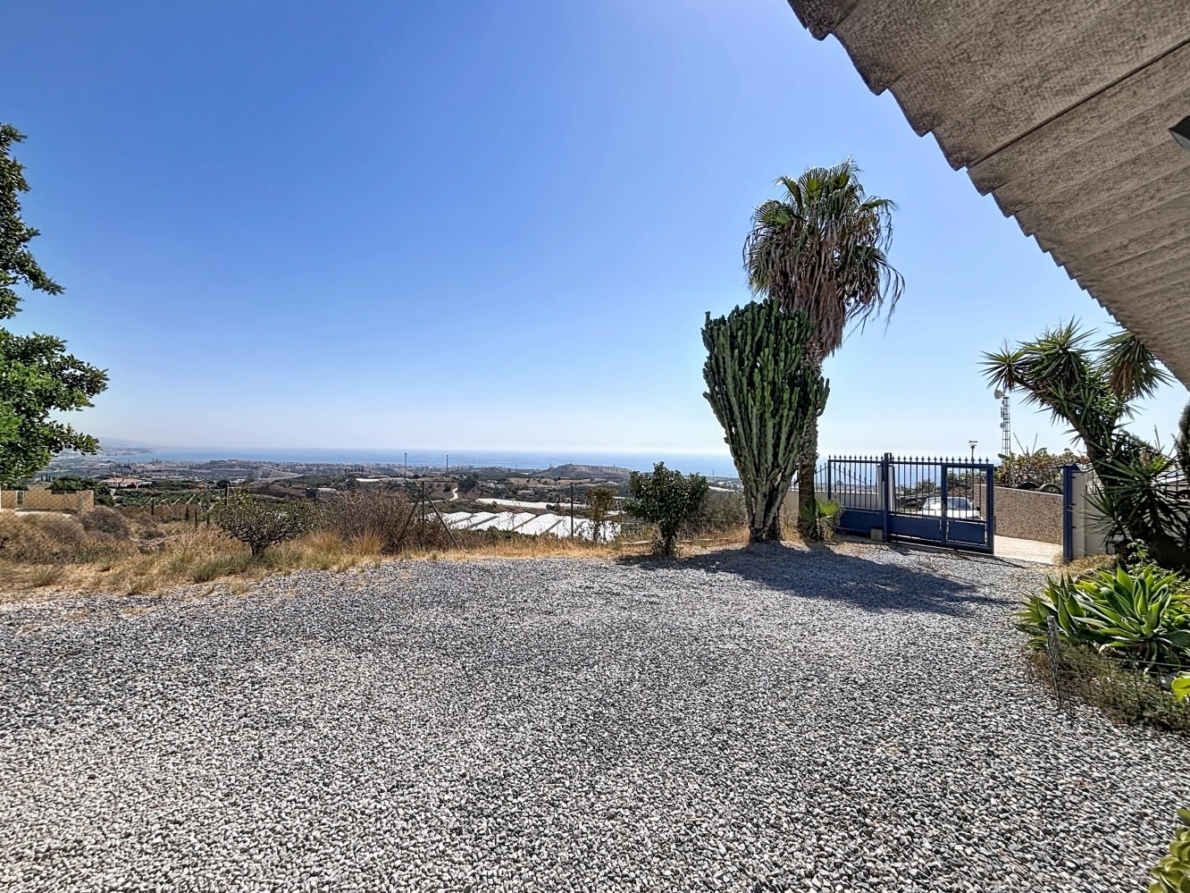 Villa for sale in Almayate