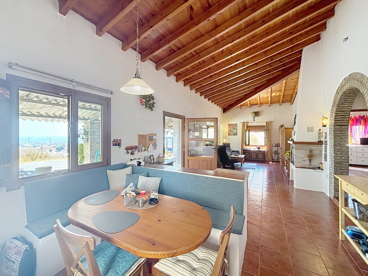 Villa for sale in Almayate