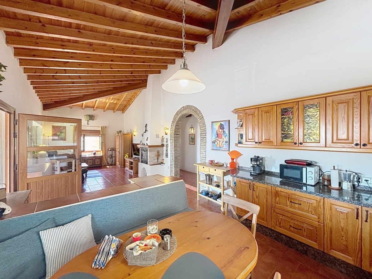 Villa for sale in Almayate