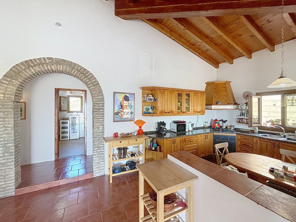 Villa for sale in Almayate