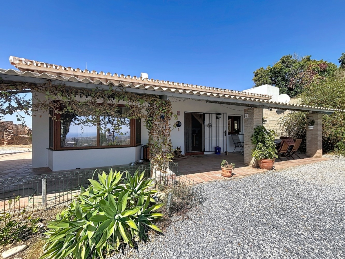 Villa for sale in Almayate