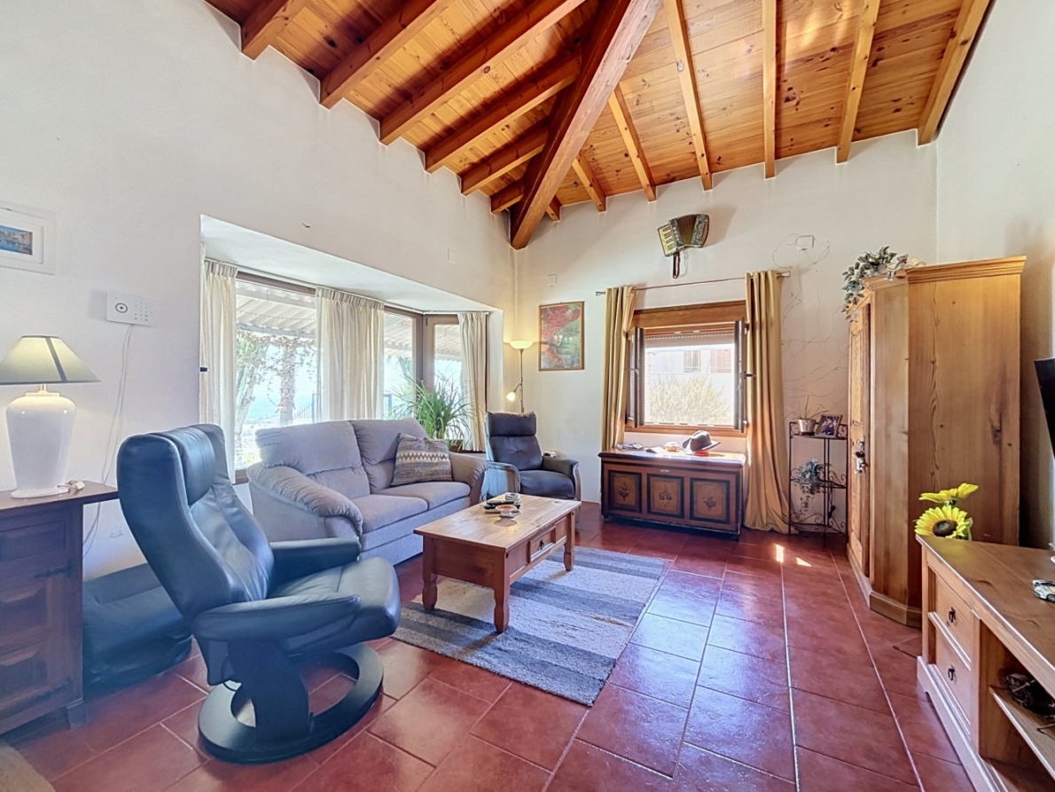 Villa for sale in Almayate