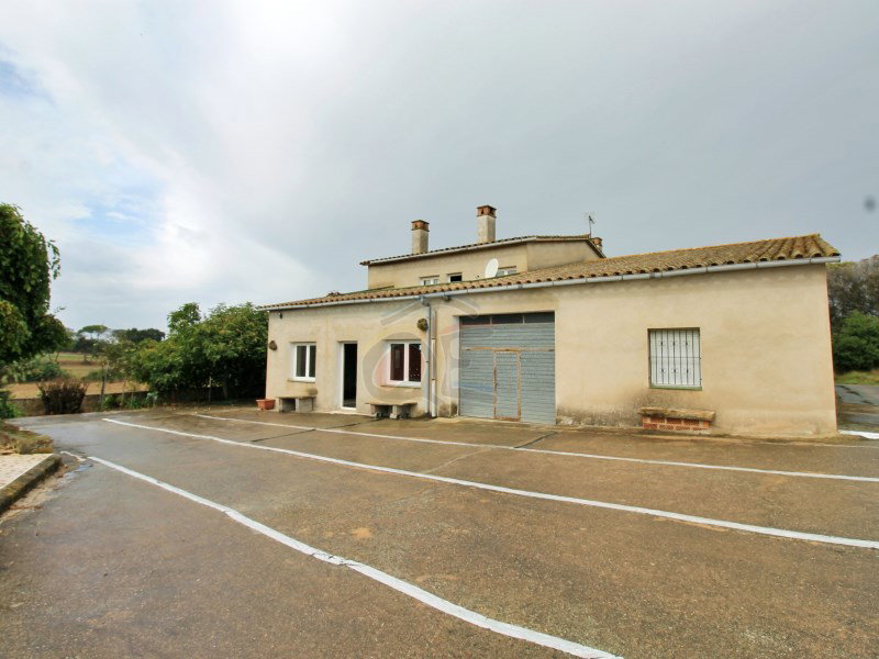 Finca for sale in Llagostera