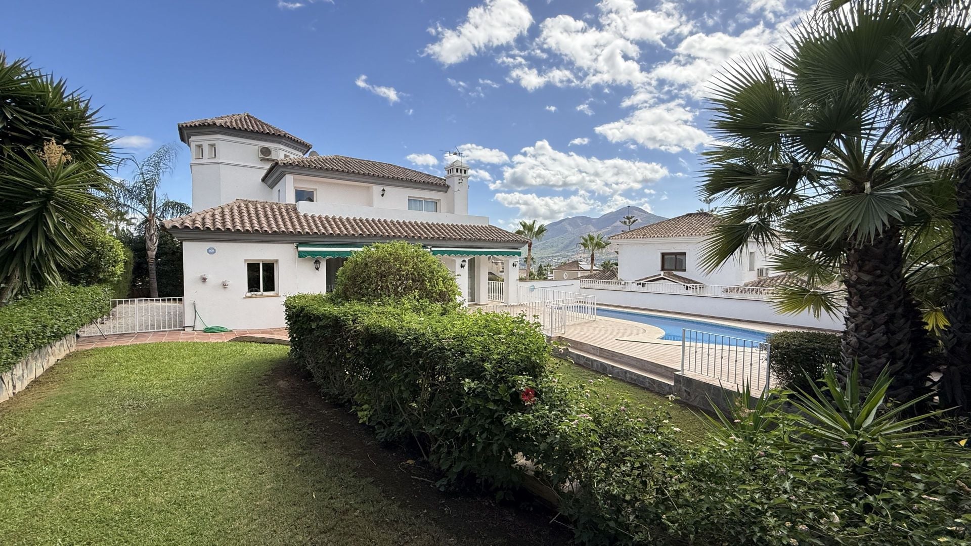Villa for sale in Coín