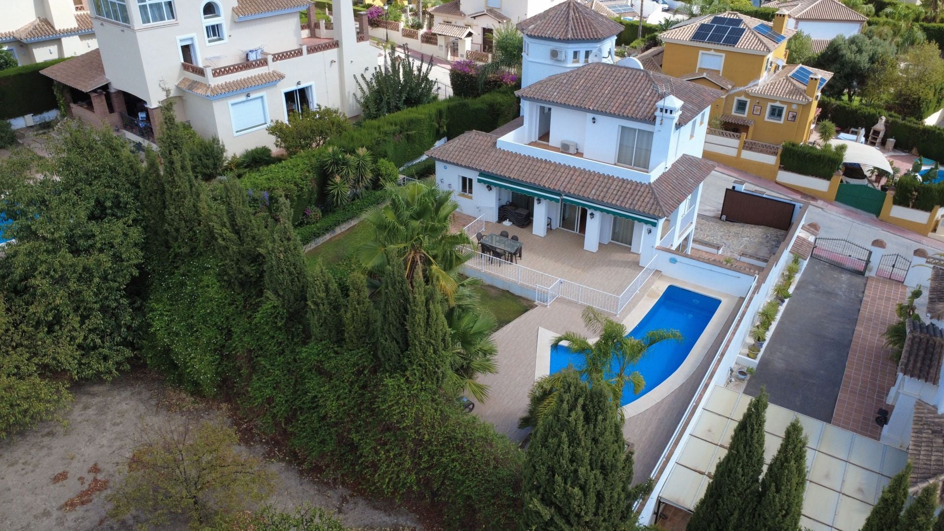 Villa for sale in Coín