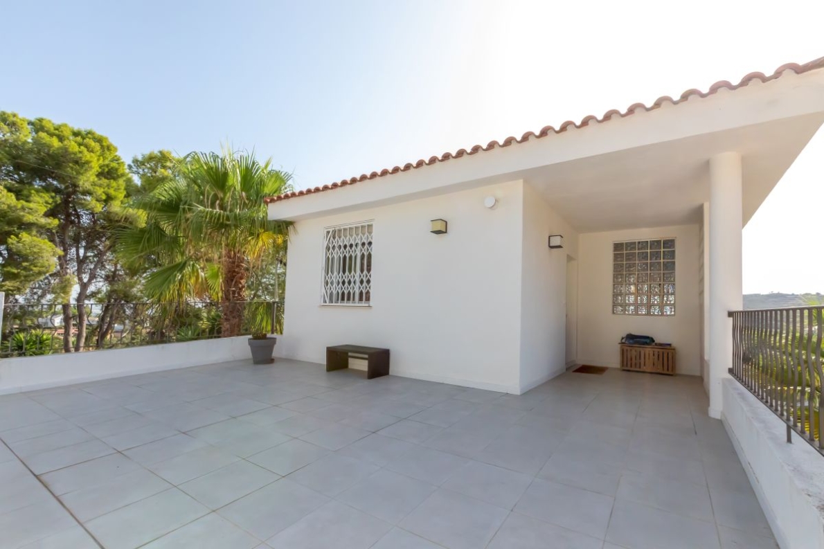 Villa for sale in Chiva Valencia (1) Spacious villa with pool for sale in Chiva
