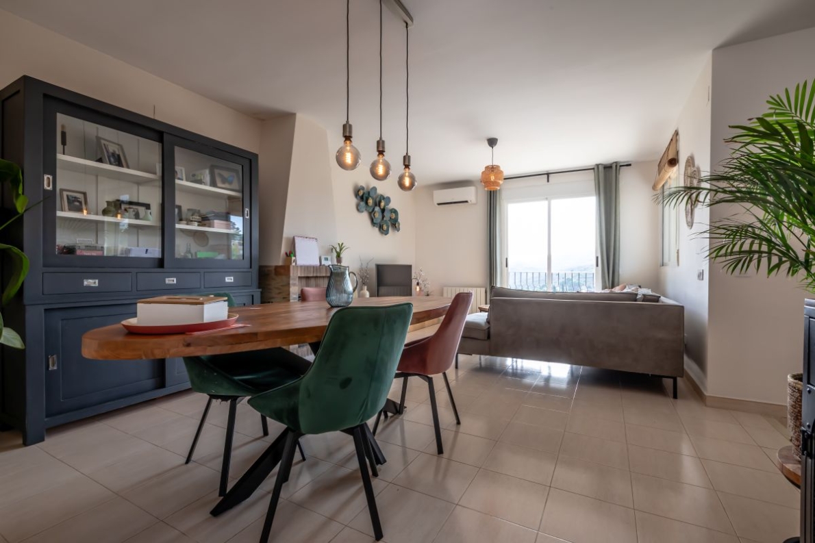 Villa for sale in Chiva Valencia (2) Spacious villa with pool for sale in Chiva