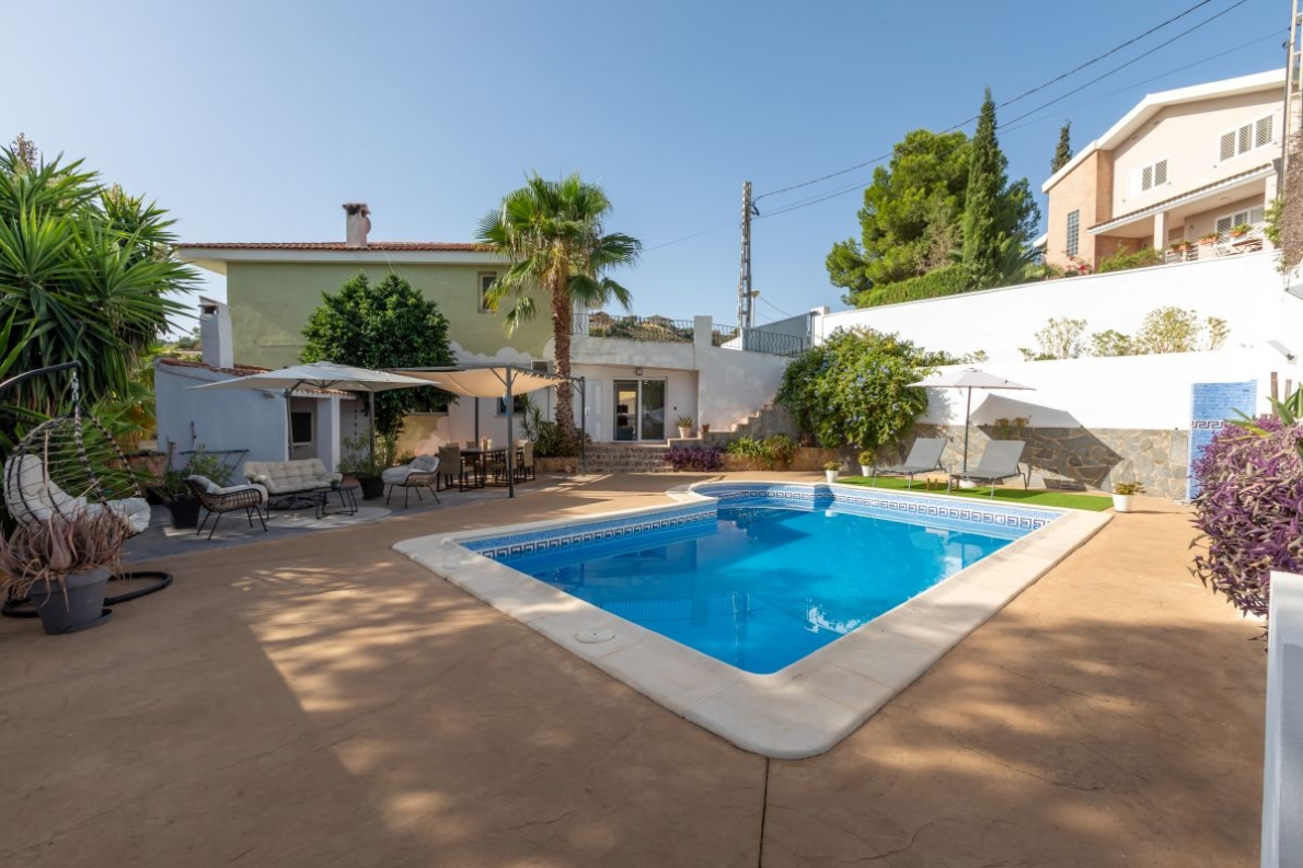 Villa for sale in Chiva Valencia (23) Spacious villa with pool for sale in Chiva