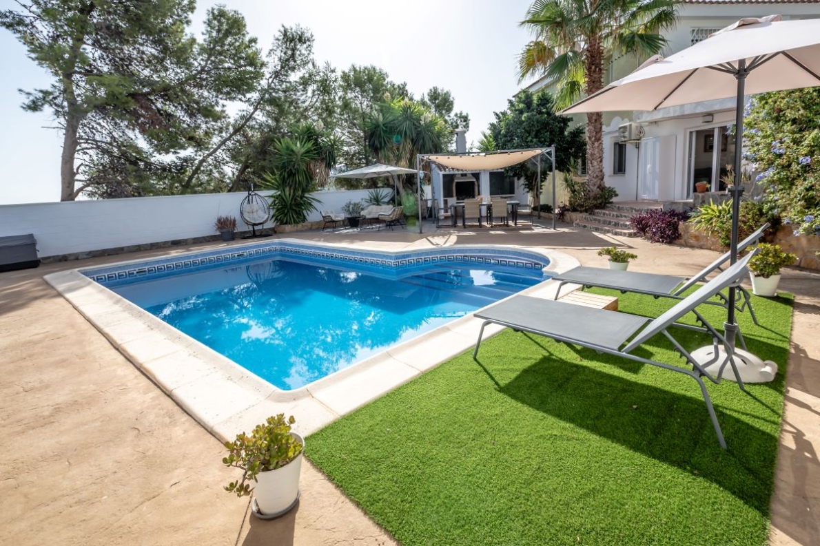 Spacious villa with pool for sale in Chiva