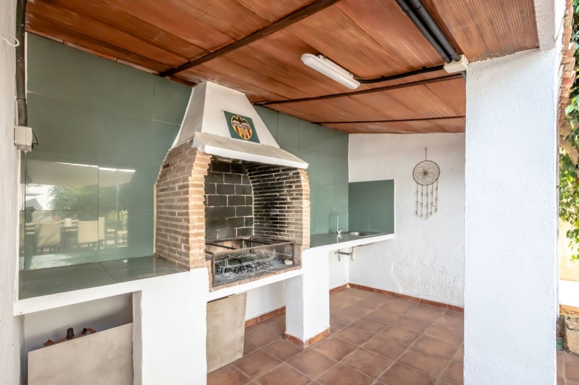 Villa for sale in Chiva Valencia (28) Spacious villa with pool for sale in Chiva