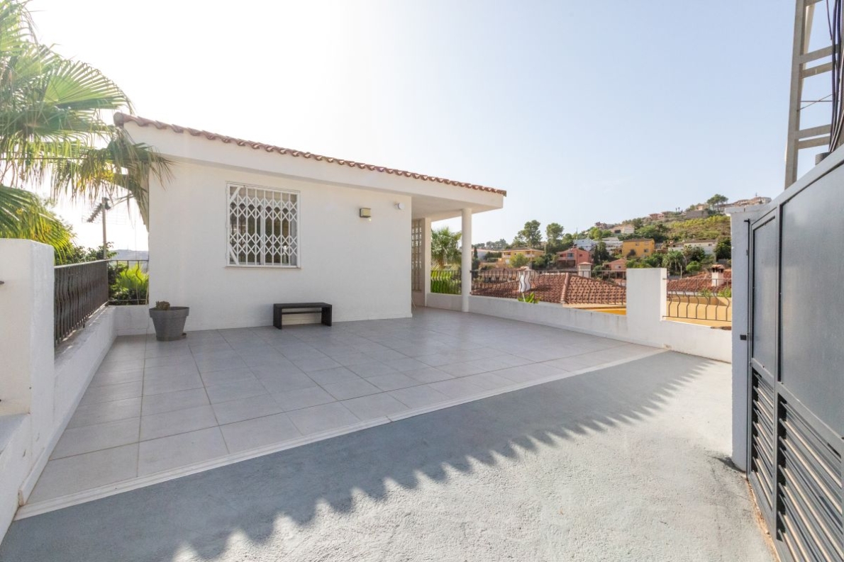 Villa for sale in Chiva Valencia (40) Spacious villa with pool for sale in Chiva