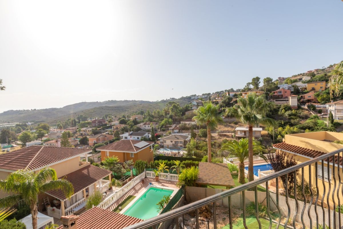 Villa for sale in Chiva Valencia (9) Spacious villa with pool for sale in Chiva