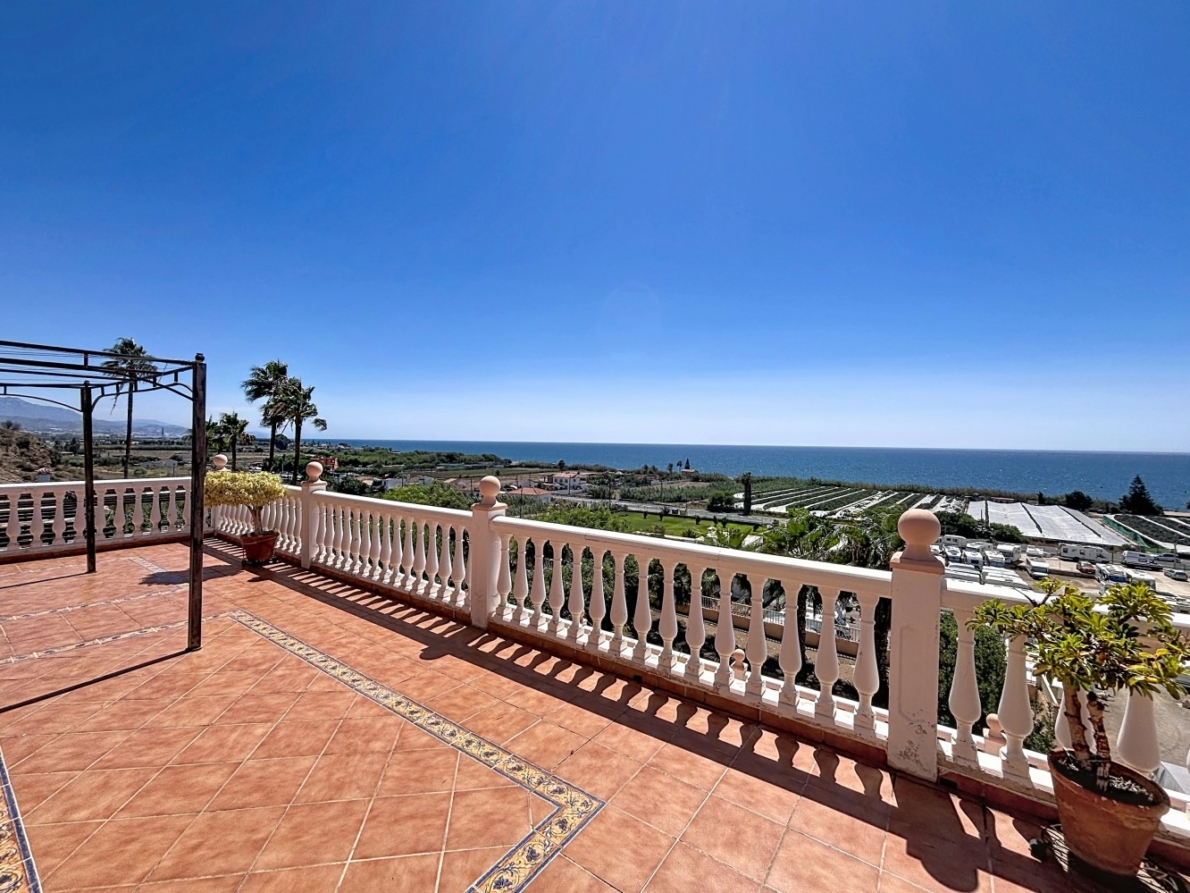 Villa for sale in Almayate