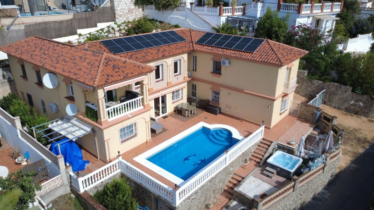 Villa for sale in Coín