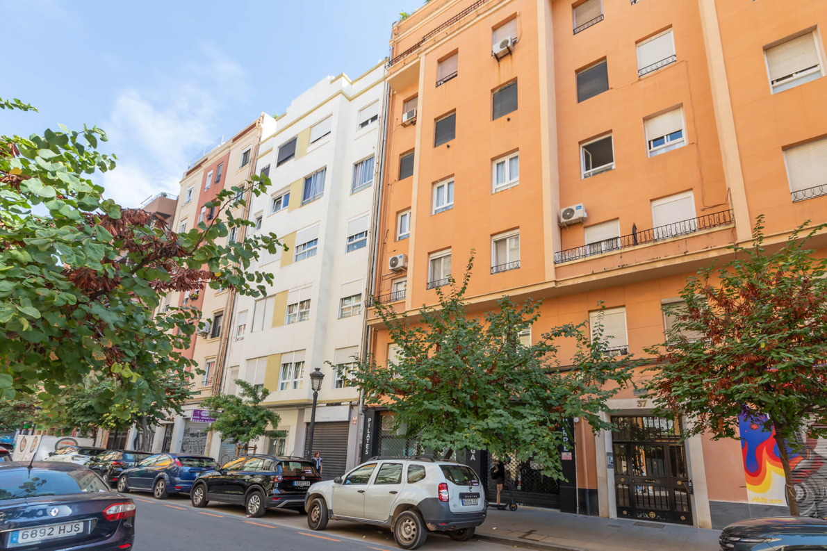 Renovated apartment with terrace for sale in Valencia city – Ruzafa