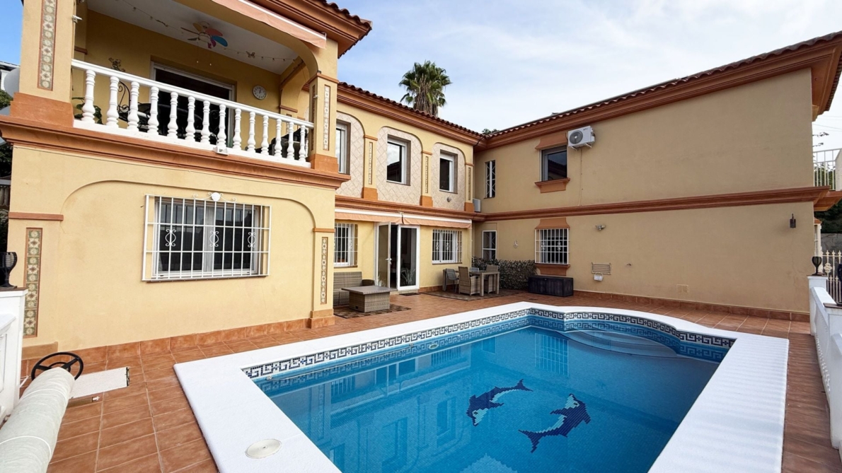 Villa for sale in Coín