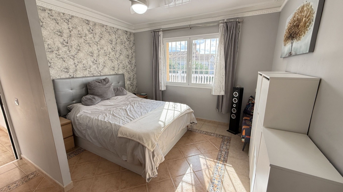 Villa for sale in Coín