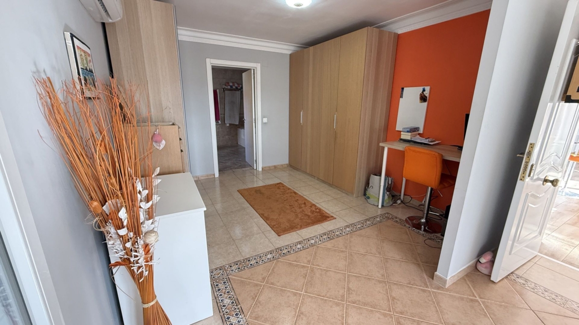 Villa for sale in Coín