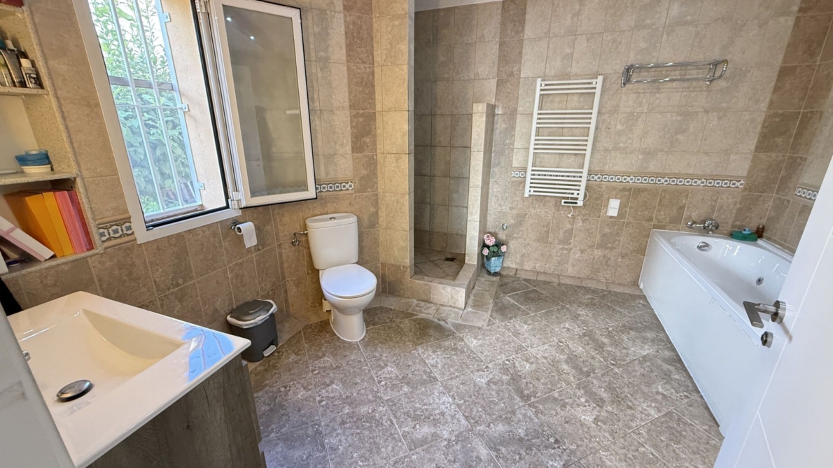 Villa for sale in Coín