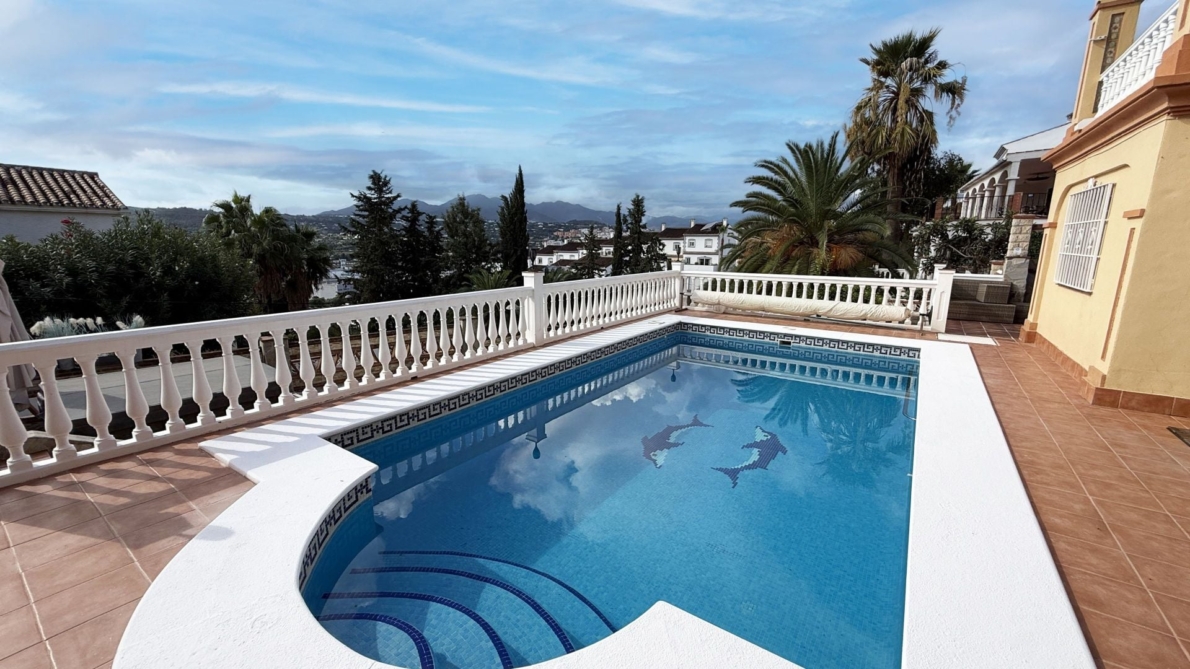 Villa for sale in Coín