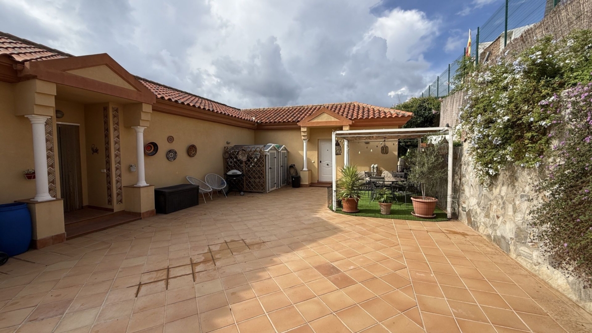 Villa for sale in Coín