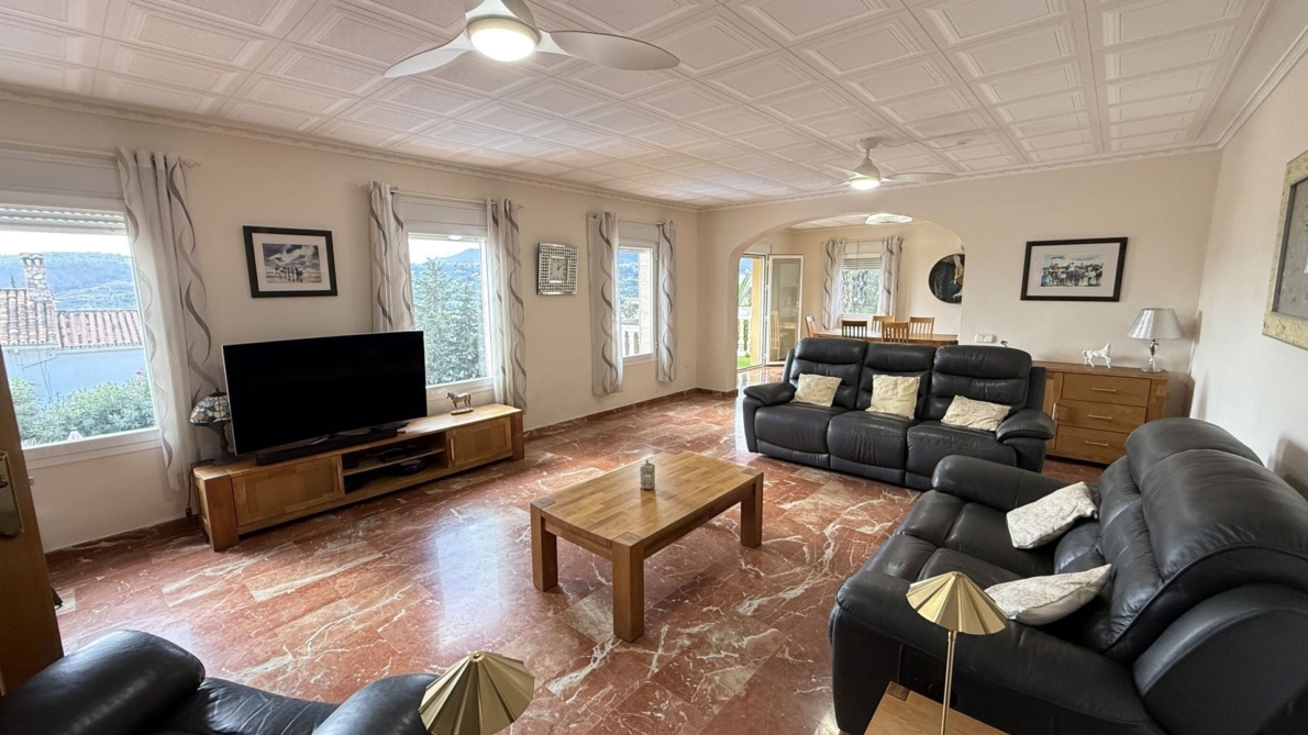 Villa for sale in Coín