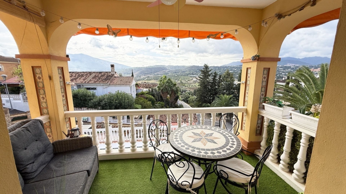 Villa for sale in Coín